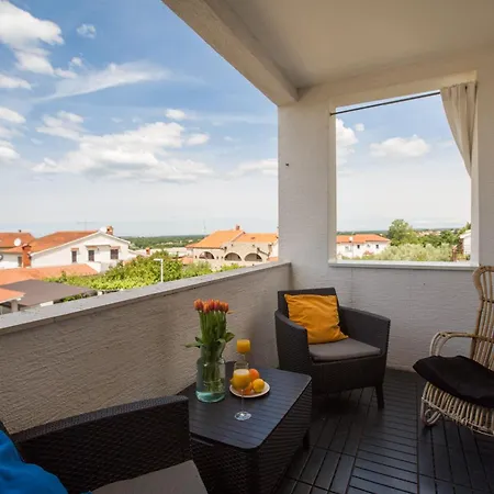 In Mit Balkon Und Ausblick *